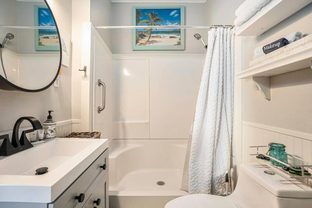 Beachy Bungalow! 2Bd, King Bed Галвестън Екстериор снимка