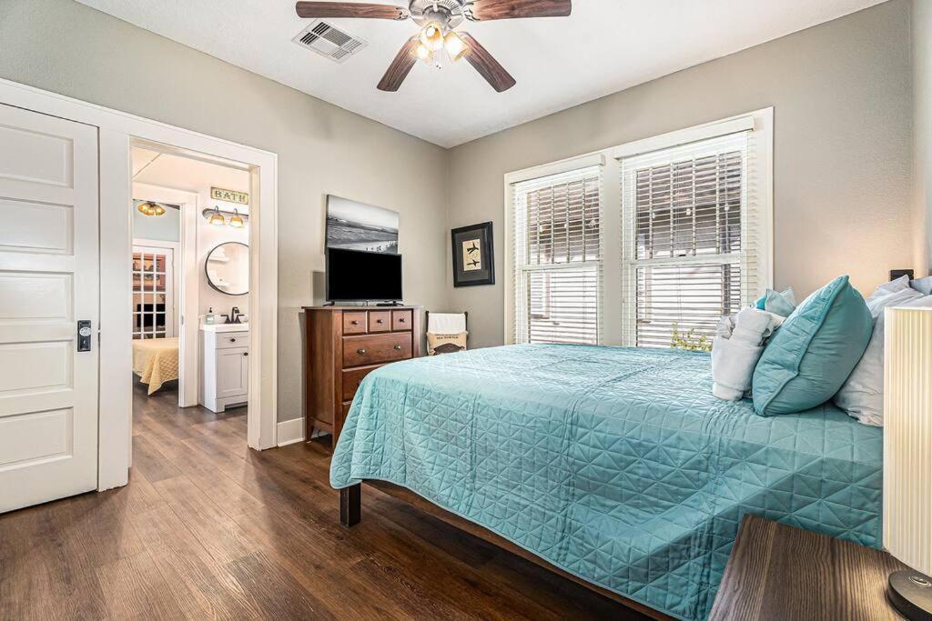 Beachy Bungalow! 2Bd, King Bed Галвестън Екстериор снимка