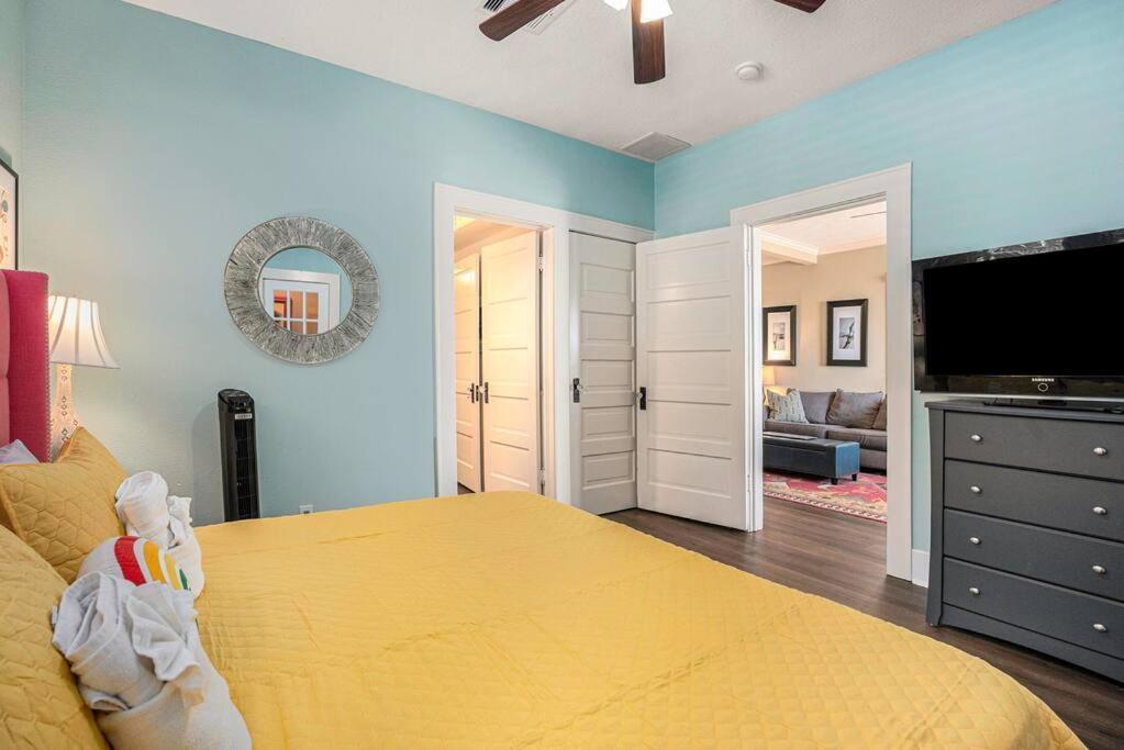 Beachy Bungalow! 2Bd, King Bed Галвестън Екстериор снимка