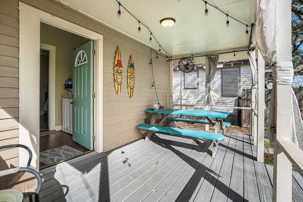 Beachy Bungalow! 2Bd, King Bed Галвестън Екстериор снимка