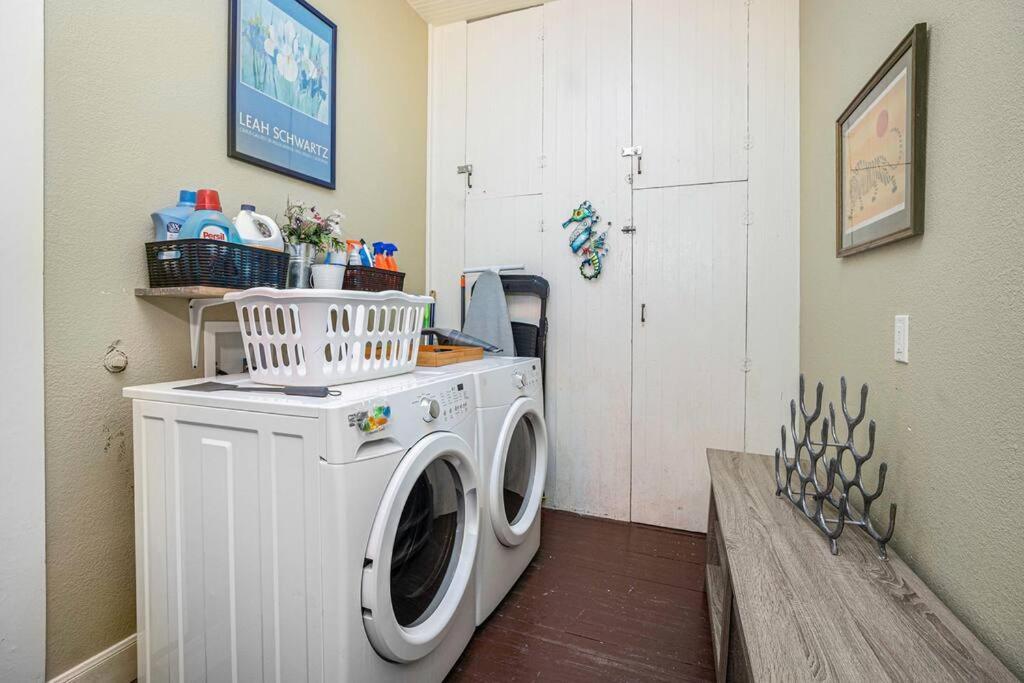 Beachy Bungalow! 2Bd, King Bed Галвестън Екстериор снимка