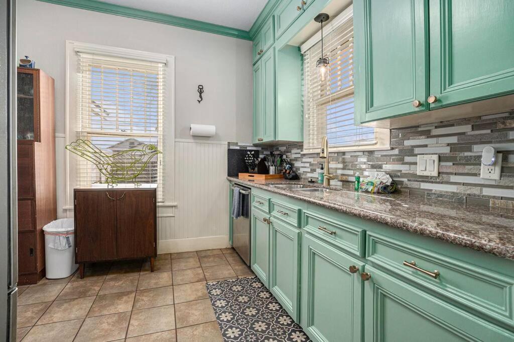 Beachy Bungalow! 2Bd, King Bed Галвестън Екстериор снимка