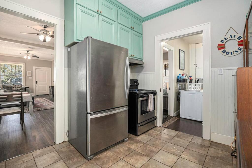 Beachy Bungalow! 2Bd, King Bed Галвестън Екстериор снимка