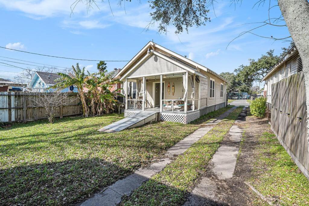 Beachy Bungalow! 2Bd, King Bed Галвестън Екстериор снимка