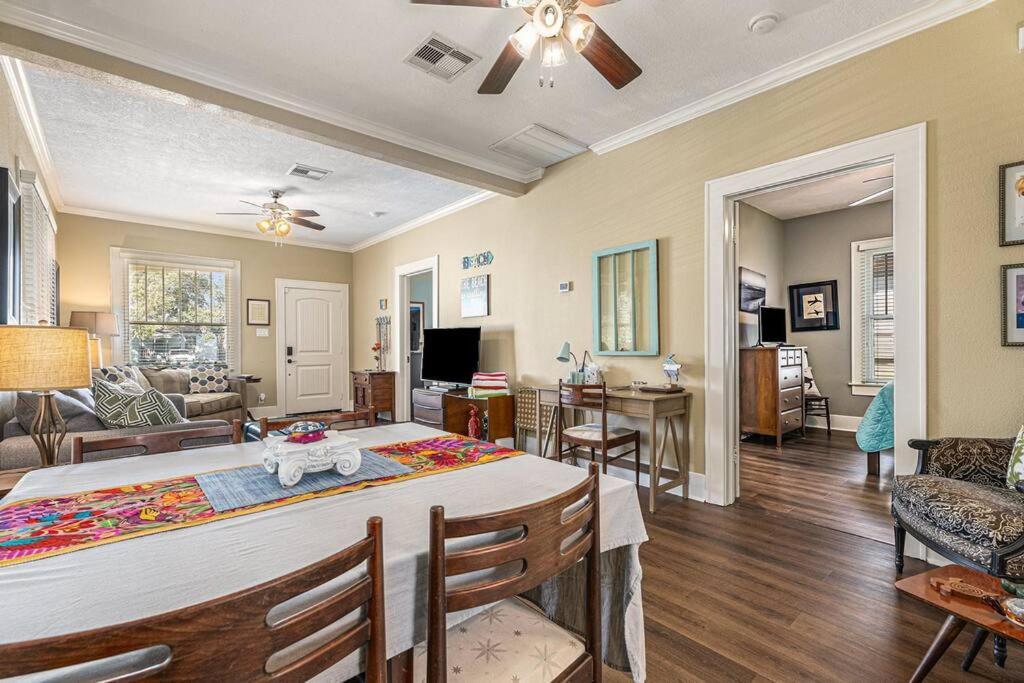 Beachy Bungalow! 2Bd, King Bed Галвестън Екстериор снимка