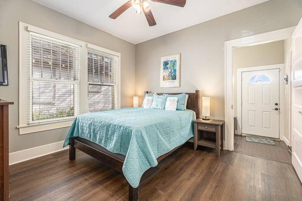 Beachy Bungalow! 2Bd, King Bed Галвестън Екстериор снимка