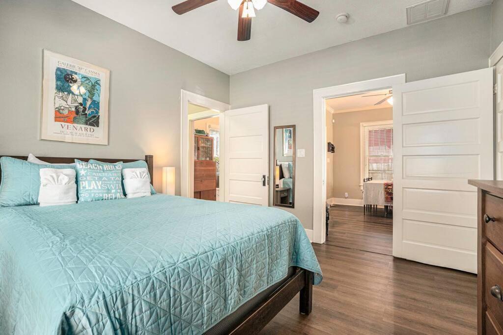 Beachy Bungalow! 2Bd, King Bed Галвестън Екстериор снимка
