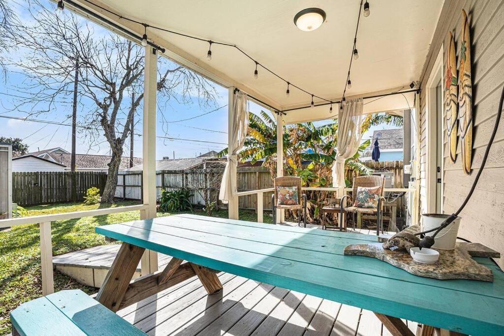 Beachy Bungalow! 2Bd, King Bed Галвестън Екстериор снимка